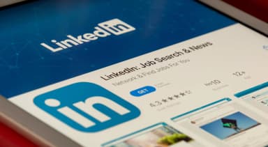 Pros and Cons of LinkedIn Advertising